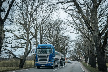 Bahar döneminde araba trafiği olan Valmiera Riga yolu. Ana caddelerdeki Riga binaları. 