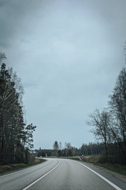 Bahar döneminde araba trafiği olan Valmiera Riga yolu. Ana caddelerdeki Riga binaları. 