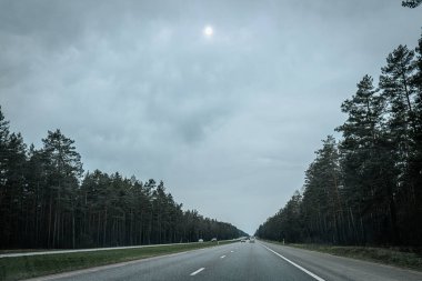 Bahar döneminde araba trafiği olan Valmiera Riga yolu. Ana caddelerdeki Riga binaları. 