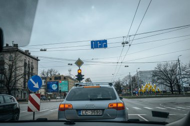 İlkbahar döneminde tramvay ve tramvay hatları olan Riga şehir yolu. Ana caddelerdeki Riga binaları.