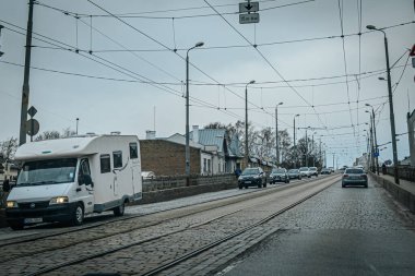 İlkbahar döneminde tramvay ve tramvay hatları olan Riga şehir yolu. Ana caddelerdeki Riga binaları.