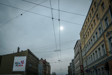İlkbahar döneminde tramvay ve tramvay hatları olan Riga şehir yolu. Ana caddelerdeki Riga binaları.