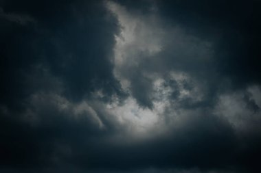 Yağmurlu ve desenli bulutlar. Yumuşak seçici odaklanma. Resim için yapay olarak tahıl oluşturuldu