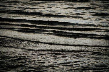 Dalgalı karanlık deniz suyu. Yumuşak seçici odaklanma. Resim için yapay olarak tahıl oluşturuldu