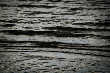 Dalgalı karanlık deniz suyu. Yumuşak seçici odaklanma. Resim için yapay olarak tahıl oluşturuldu