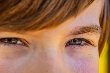 Çocuğun gözlerine yakın çekim yap. Adamın yüzü mutlu..