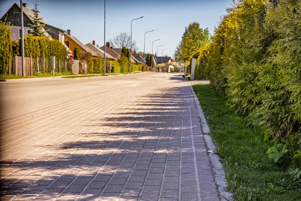 Arka bahçedeki çitin gölgesi. Peyzaj.