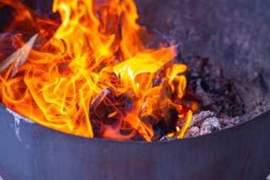 Yoğun, canlı alevler yakacak odun yutuyor. Parlak turuncu ve sarı alevler dinamik ve büyüleyici bir görüntü yaratır.. 