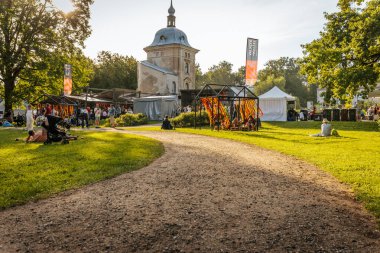Çocuklar ve yetişkinler de dahil olmak üzere çeşitli insanlar kültürel performansı dikkatle izliyorlar.. 