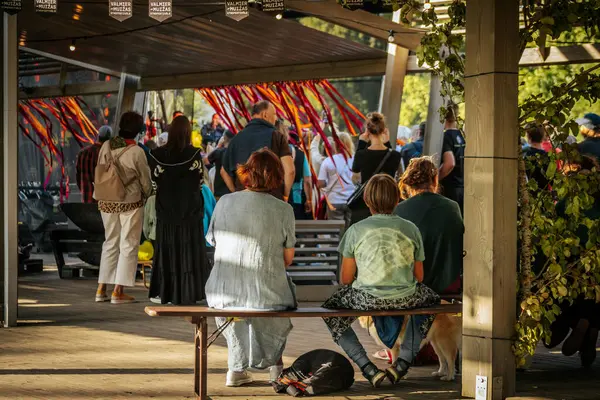 Çocuklar ve yetişkinler de dahil olmak üzere çeşitli insanlar kültürel performansı dikkatle izliyorlar.. 