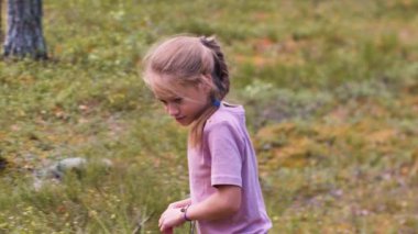 Yaz tatilinde bir kız elinde bir şişe su tutarak mantar ararken orman yolunda yürüyor. Yeşillik onu sarıp sarmalıyor. Huzurlu bir ortam yaratıyor..