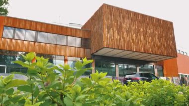 Bir sanat objesinin görülebileceği tiyatro şantiyesinin yanında bir şehir yolu uzanıyor. Arabalar geçiyor, inşaatı birleştiren dinamik bir şehir manzarası yaratıyorlar.. 