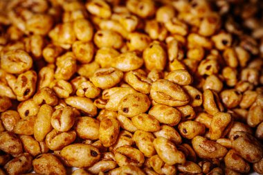 Parlak, bal kaplı dokuları olan ve çıtırtılarını ve detaylarını vurgulayan altın kaplama mısır gevreği parçaları..