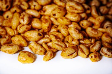 Beyaz arkaplana saçılmış altın kabarık mısır gevrekleri kopyası için bolca yer bırakıyor. Balla kaplanmış dokusu ışıkta parlıyor, çıtırtısını vurguluyor..