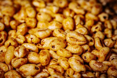 Parlak, bal kaplı dokuları olan ve çıtırtılarını ve detaylarını vurgulayan altın kaplama mısır gevreği parçaları..