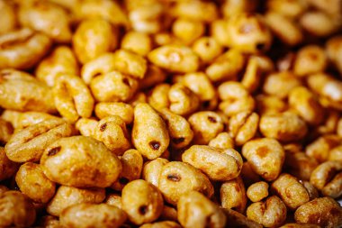 Parlak, bal kaplı dokuları olan ve çıtırtılarını ve detaylarını vurgulayan altın kaplama mısır gevreği parçaları..