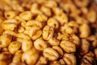 Parlak, bal kaplı dokuları olan ve çıtırtılarını ve detaylarını vurgulayan altın kaplama mısır gevreği parçaları..