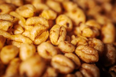 Parlak, bal kaplı dokuları olan ve çıtırtılarını ve detaylarını vurgulayan altın kaplama mısır gevreği parçaları..