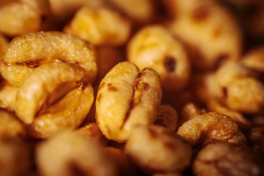 Parlak, bal kaplı dokuları olan ve çıtırtılarını ve detaylarını vurgulayan altın kaplama mısır gevreği parçaları..