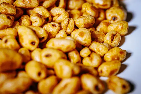 Parlak, bal kaplı dokuları olan ve çıtırtılarını ve detaylarını vurgulayan altın kaplama mısır gevreği parçaları..