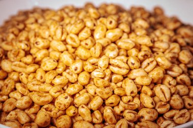 Parlak, bal kaplı dokuları olan ve çıtırtılarını ve detaylarını vurgulayan altın kaplama mısır gevreği parçaları..