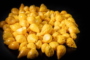 Koyu bir yüzeyde, üzerinde 