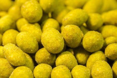 Baharatlı ve görünür tuz kristalleri katmanlı aşırı derecede yakın plan yeşil fıstıklar. Makro perspektif kıtır kıtır tabaka ve zengin lezzet detaylarını vurgular.