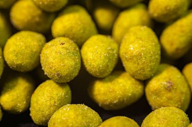 Baharatlı ve görünür tuz kristalleri katmanlı aşırı derecede yakın plan yeşil fıstıklar. Makro perspektif kıtır kıtır tabaka ve zengin lezzet detaylarını vurgular.