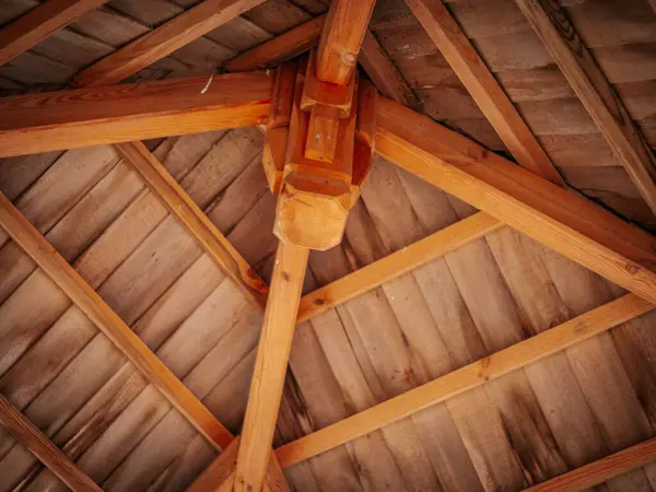 Tahtaların doğal tahıl, doku ve sıcak toprak tonlarını gösteren ahşap bir duvar ya da tavanın detaylı bir yakın çekimi. Eski ahşap kusurlar, düğümler ve çizgiler gösterir..