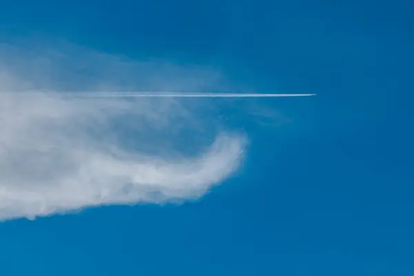  Yoğun, katmanlı mavi fırtına bulutları gökyüzünde dalgalanan dokular oluşturur. Bir ışık demeti yavaşça kırılır. Kompozisyon kopyalama alanını içeriyor.
