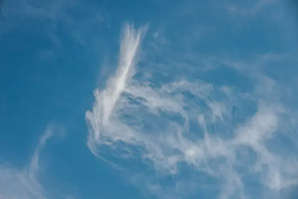  Yoğun, katmanlı mavi fırtına bulutları gökyüzünde dalgalanan dokular oluşturur. Bir ışık demeti yavaşça kırılır. Kompozisyon kopyalama alanını içeriyor.