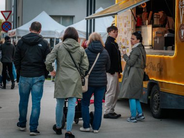 Birkaç kişi Valmiera Müze Meydanı 'ndaki 