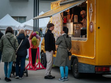 Birkaç kişi Valmiera Müze Meydanı 'ndaki 