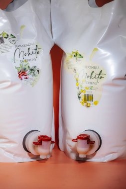 Yan yana iki meyve suyu paketi Makita rubarb-nane ve üzerinde 