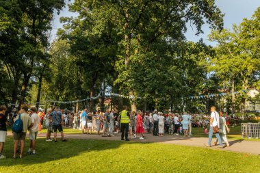 Ailelerin ve grupların ağaçların altında piknik masalarında oturup, şenlikli bir ortamda yiyip içip sosyalleştiği canlı bir açık hava etkinliği..