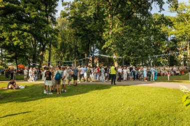 Ailelerin ve grupların ağaçların altında piknik masalarında oturup, şenlikli bir ortamda yiyip içip sosyalleştiği canlı bir açık hava etkinliği..
