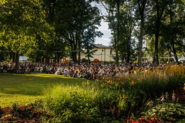 Ailelerin ve grupların ağaçların altında piknik masalarında oturup, şenlikli bir ortamda yiyip içip sosyalleştiği canlı bir açık hava etkinliği..