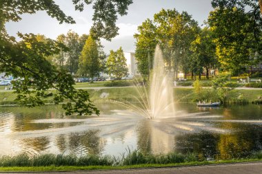  Gruplar, yeşil parklar ve yaz güneşiyle çevrili merkezi bir çeşmesi olan sakin bir gölde kürek çekmeyi ve kürek çekmeyi severler.. 