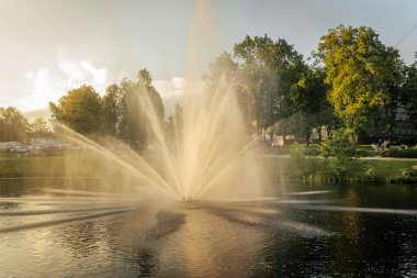  Gruplar, yeşil parklar ve yaz güneşiyle çevrili merkezi bir çeşmesi olan sakin bir gölde kürek çekmeyi ve kürek çekmeyi severler.. 