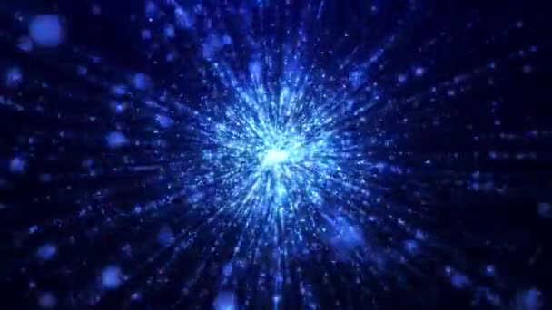 散发出闪光的粒子落在相机上 蓝色粒子的爆炸或烟火 美丽的闪光的小河 无缝圈 — 图库视频影像