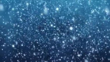 Mavi arka planda uçan kar. 4K hareket grafikleri. Kar yağışı örtüsü, arka plan - kış, yavaşça yağan karın etkisi. Soyut parçacık arkaplanı. Kusursuz döngü. animasyon kış havası.