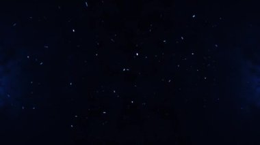 Işık arkaplanı olan soyut mavi parçacıklar uçuyor. Sihirli toz ve parlayan kıvılcımlar.