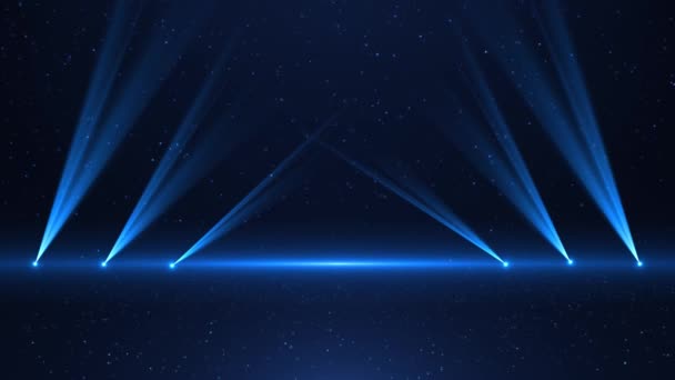 Прожектор Освещает Задний План Сцены Прожектор Летающими Частицами Голубые Лучи — стоковое видео