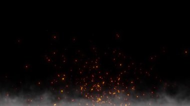 Gerçekçi dumanla ateşten kıvılcımlar ve kömürler saçıyor. Siyah zemin üzerinde yanan ateş parçacıkları, şenlik ateşi.
