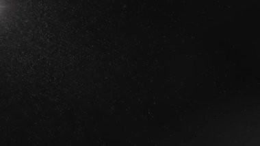 Havada gerçek toz parçacıkları yüzer. Toz parçacıkları ve güzel bokeh arkaplanı. - Evet. 4K videosunun kusursuz döngüsü