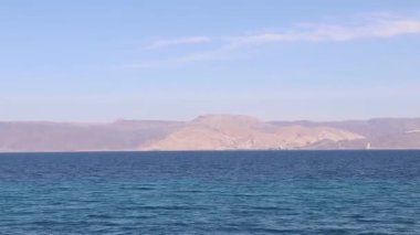 Ürdün 'de Kızıl Deniz' de dolaşmak.