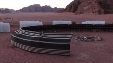 Wadi Rum, Ürdün 'de geleneksel bir çöl kampı.