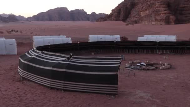 Ένα Παραδοσιακό Στρατόπεδο Της Ερήμου Στο Wadi Rum Ιορδανία — Αρχείο Βίντεο