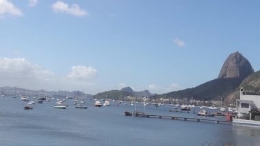 Rio de Janeiro 'daki Guanabara Körfezi' nde gemi yolculuğu.