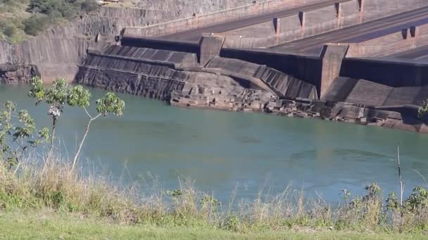 Barragem Hidrelétrica Localizada Fronteira Entre Brasil Paraguai Barragem Itaipu — Vídeo de Stock